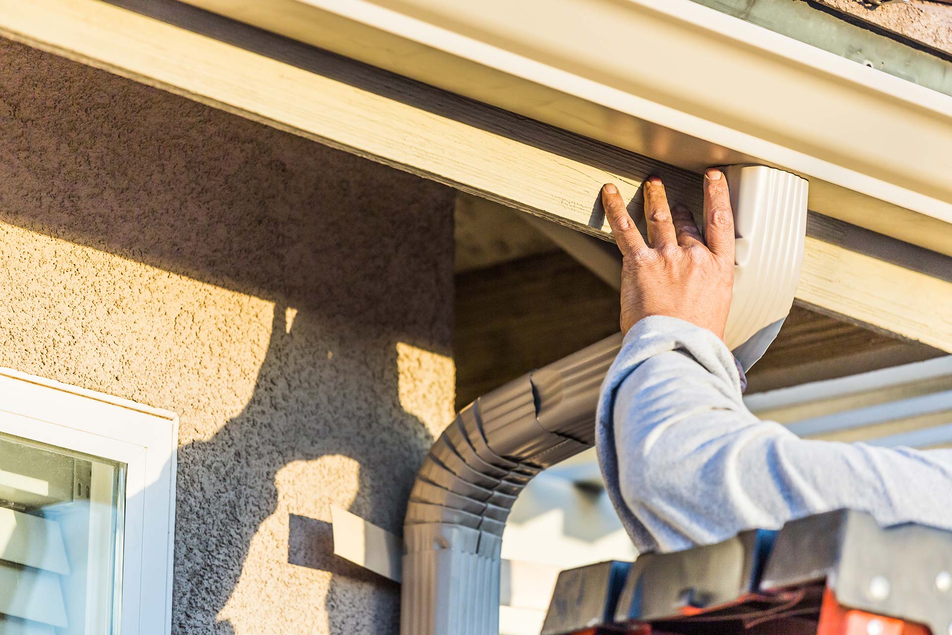 worker attaching aluminum rain gutter and down spo 2022 10 17 01 16 59 utc